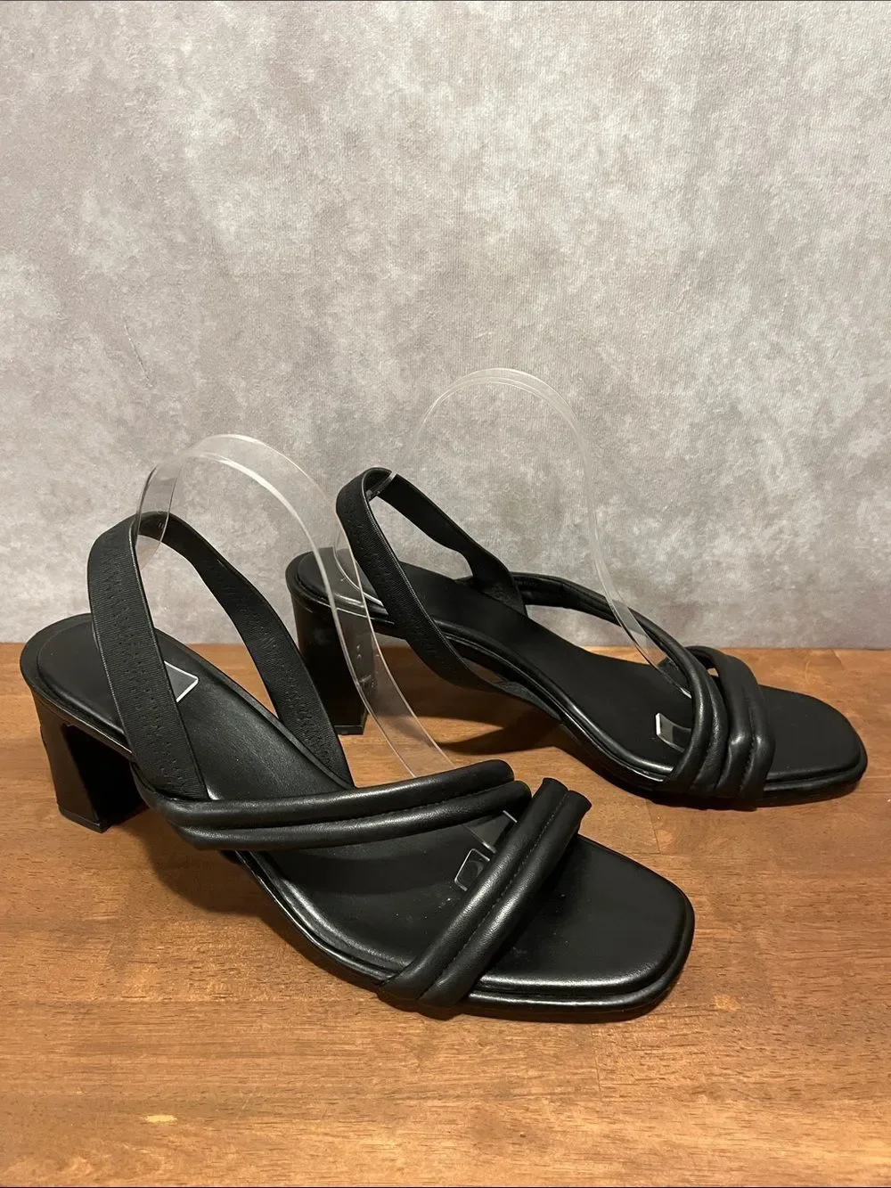 Caslon chic black
